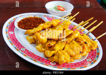 Schwein Satay serviert mit Erdnuss-sauce und süßen Soße, Thai Food. Stockfoto