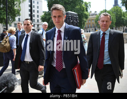 Verteidigungsminister Gavin Williamson (Mitte) kommt an der Cabinet Office in Whitehall, London, für eine Cobra Treffen nach Mutter - von - drei Dawn Sturgess gestorben, nachdem Sie und Ihr Partner zu den Nerv agent Novichok ausgesetzt waren. Stockfoto