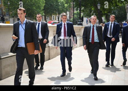 Verteidigungsminister Gavin Williamson (Mitte) kommt an der Cabinet Office in Whitehall, London, für eine Cobra Treffen nach Mutter - von - drei Dawn Sturgess gestorben, nachdem Sie und Ihr Partner zu den Nerv agent Novichok ausgesetzt waren. Stockfoto