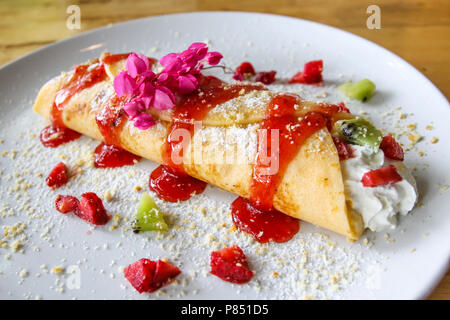 Mix Obst crape mit Erdbeersoße. Stockfoto