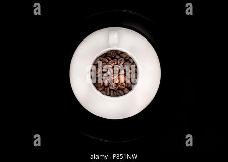 Kaffeebohnen aus weisser Keramik Becher Stockfoto