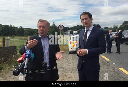 Der irische Landwirtschaftsminister Michael Creed mit Österreichs Bundeskanzler Sebastian Kurz, am Grenzübergang bei ravensdale Louth/ab Grenze. Stockfoto