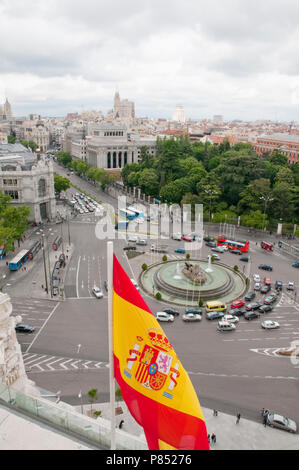 Plaza de la Cibeles und spanische Flagge winken, Blick vom Neuen Rathaus. Madrid, Spanien. Stockfoto