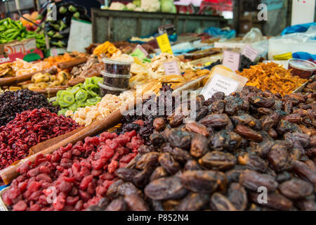 Vielzahl von getrockneten Früchten auf einem Markt Stockfoto