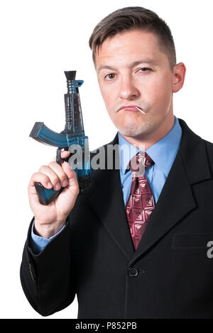 Porträt einer ernsthaften Geschäftsmann mit einer Waffe in der Hand der Kinder auf weißem Hintergrund Stockfoto