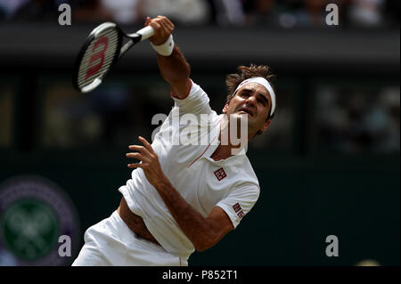 Roger Federer in Aktion am siebten Tag der Wimbledon Championships im All England Lawn Tennis and Croquet Club, Wimbledon. DRÜCKEN SIE VERBANDSFOTO. Bilddatum: Montag, 9. Juli 2018. Siehe PA Geschichte TENNIS Wimbledon. Das Foto sollte lauten: Jonathan Brady/PA Wire. Stockfoto