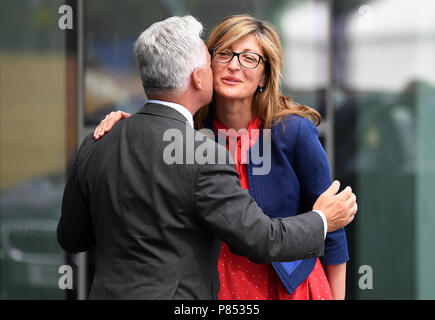 Der Staatsminister für Europa und Amerika, Alan Duncan (links) empfängt bulgarischen Außenminister Ekaterina Zakharieva im Crystal Center vor dem Westlichen Balkan Gipfeltreffen in East London. Stockfoto