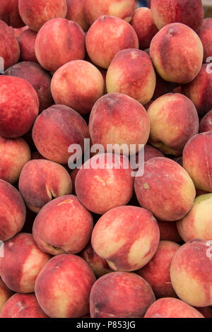 Frische Pfirsiche im Markt Stockfoto