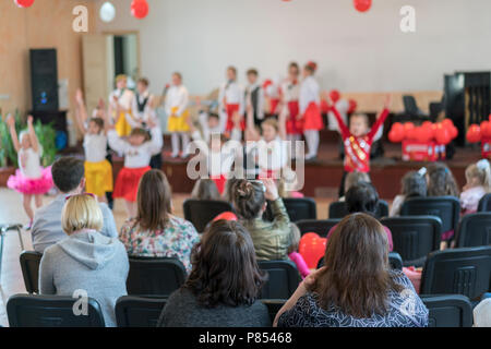 Ein Urlaub in den Kindergarten. Rede der Kinder in den Kindergarten in der Halle auf der Bühne Stockfoto