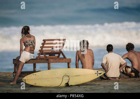 Gruppe von Surfern beobachten die Maßnahmen auf Zicatela in Puerto Escondido, Mexiko Stockfoto