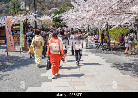 Japanische Touristen Arashiyama in der Umgebung von Kyoto, Japan erkunden. Arashiyama hat sich zu einem beliebten Reiseziel während der Frühling ist seit dem 8. Stockfoto