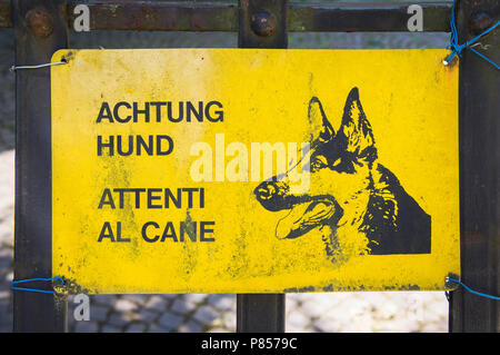 ACHTUNG HUND, ATTENTI AL ZUCKERROHR, hüten Sie sich vor den Hund Schild, Schild, Warnung Stockfoto