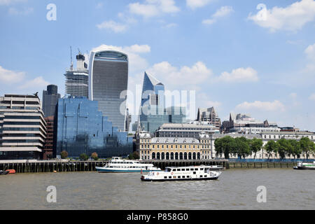 Stadt London, Juli 2018. UK in der Mitte 20 Fenchurch Street aka Walkie Talkie Gebäude Stockfoto