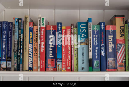 Verschiedene Reiseführer auf einem Bücherregal Stockfoto