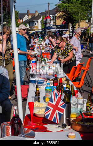 Straßenfest am Tag der Hochzeit von Prinz Harry und Meghan Markle, 19. Mai 2018, Fullers Road, London E 18, England. Stockfoto