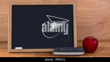 Papierflieger Bildung Zeichnung auf blackboard für Schule Stockfoto