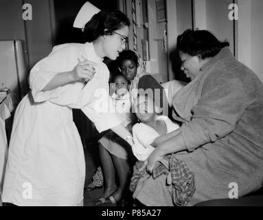 Eine Krankenschwester versucht, ein Kind zu einer Grippeimpfung in Chicago geben, Ca.1962. Stockfoto