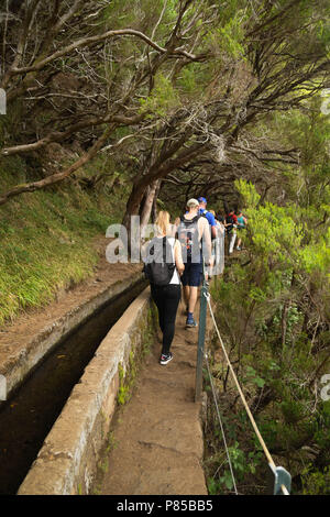 Menschen zu Fuß auf das Netz der Levadas - Wasserkanäle, die die Insel Madeira im Atlantischen Ozean überqueren Stockfoto