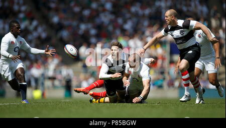 Elliot Daly Angriff auf Mike Brown während des England vs Barbaren übereinstimmen, in Twickenham Stadium, London. 26. Mai 2013 --- Bild von: © Paul Cunningham Stockfoto