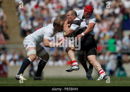 Tom Johnson Angriff auf Mike Tindall während des England vs Barbaren übereinstimmen, in Twickenham Stadium, London. 26. Mai 2013 --- Bild von: © Paul Cunningham Stockfoto