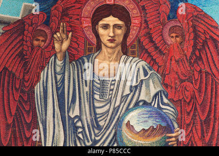 Christus, der Herr in Herrlichkeit (als Frau dargestellt?) und halten Sie die Kugel der Erde - Detail der Burne-Jones Mosaiken - St Paul innerhalb der Mauern - Rom Stockfoto