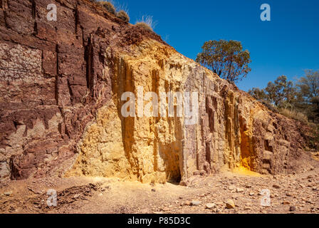 Ocker, Gruben, West Macdonnell Bergkette, in der Nähe von Alice Springs, Northern Territories, Australien Stockfoto