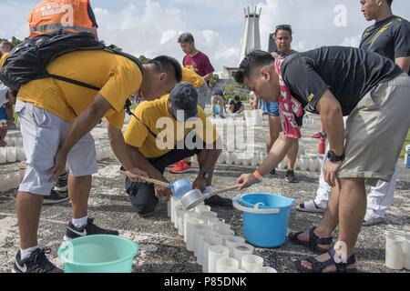 180622-N-GG 858-0073 Okinawa, Japan (22. Juni 2018) Segler statt Kerzen in Okinawa Peace Memorial Park während der Lampe des Friedens event, 22. Juni 2018. Mehr als 30 US Navy freiwillige sorgfältig, die Tausende von zeremoniellen Kerzen im Park in Itoman City, 22. Juni, zu Ehren der mehr als 250 000 japanische und amerikanische Leben während der Schlacht von Okinawa, die Dritte tödlichste Schlacht, die jemals von US-service Mitglieder kämpften, verloren. Us Navy Foto von Mass Communication Specialist 2. Klasse Matthew Dickinson (Freigegeben). () Stockfoto