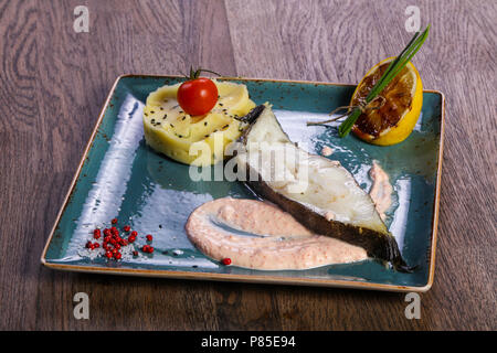 Heilbutt-filet mit mushed Kartoffel und Sauce Stockfoto