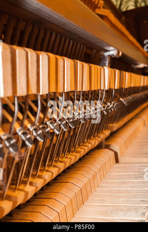 In Piano. Die interne Struktur des Klaviers. Interne Mechanismen close-up. Von der Seite. Selektiver Fokus Stockfoto