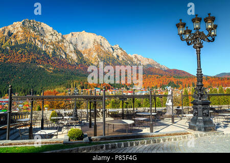 Spektakuläre Restaurant mit herrlichem Panorama in der Nähe von Cantacuzino, Bucegi Bergen im Hintergrund und farbenprächtige Herbstlandschaft, Busteni, Transylva Stockfoto