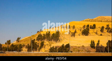 Johannesburg, Südafrika, 11. September 2011, Gold Abraumhalden von Abfall an der Autobahn Stockfoto