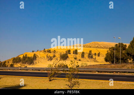 Johannesburg, Südafrika, 11. September 2011, Gold Abraumhalden von Abfall an der Autobahn Stockfoto