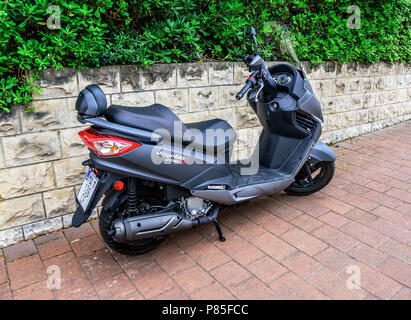 Scooter Motorrad auf der Straße der Stadt. Stockfoto