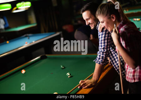 Junges Paar snooker spielen zusammen in der Bar Stockfoto