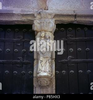 Las MEJORES DE COLUMNA CON LA FIGURA DE LA VIRGEN CON EL NIÑO CACERES, EXTREMADURA. Stockfoto