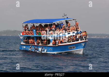 Walviskijkers uit de Kust van Sri Lanka; Whalewatcher auf einem Schiff vor der Küste von Sri Lanka Stockfoto