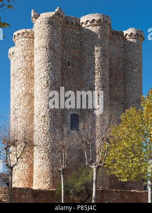 CASTILLO DE NÄHE DE SALVANES. FORTALEZA DE LA ORDEN MILITAR DE SANTIAGO. MADRID, ESPAÑA. Stockfoto