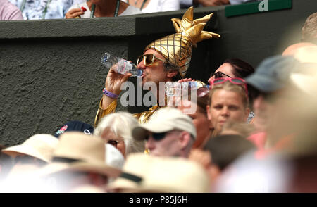 Ventilator, Chris Fava, gekleidet wie die Trophäe auf dem Center Court in Wimbledon an Tag 7 der Wimbledon Championships in der All England Lawn Tennis und Croquet Club, Wimbledon. Stockfoto