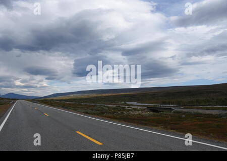 Am norwegischen Polarkreis mit Wolken Stockfoto