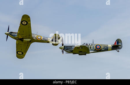 Die Shuttleworth Collection Sea Hurricane und Spitfire Mk V führen Sie einen 'Run & Break' an der militärischen Pageant am Alten Wärter Stockfoto