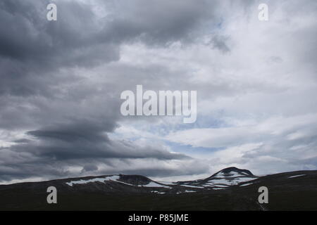 Am norwegischen Polarkreis mit Wolken Stockfoto