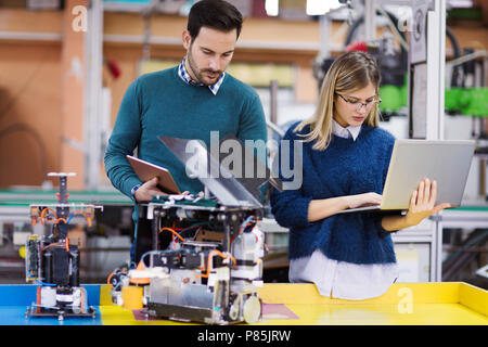 Junge Studenten der Robotik, die am Projekt Stockfoto