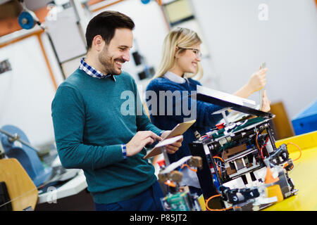 Junge Studenten der Robotik, die am Projekt Stockfoto