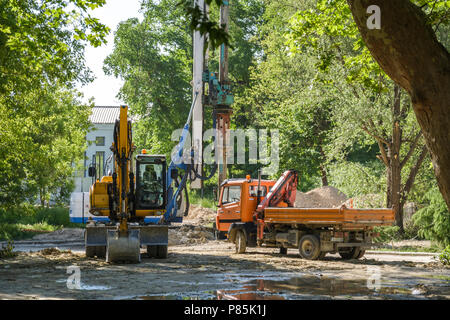 Konstruktion der Maschine im Schlamm nach dem Regen Stockfoto