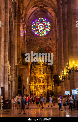 PALMA, MALLORCA, SPANIEN - 23. JUNI 2018: Touristen im Inneren der Kathedrale Santa Maria von Palma, auch als La Seu bekannt Stockfoto