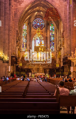 PALMA, MALLORCA, SPANIEN - 23. JUNI 2018: Touristen im Inneren der Kathedrale Santa Maria von Palma, auch als La Seu bekannt Stockfoto