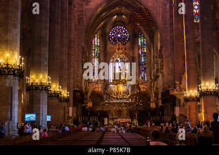 PALMA, MALLORCA, SPANIEN - 23. JUNI 2018: Touristen im Inneren der Kathedrale Santa Maria von Palma, auch als La Seu bekannt Stockfoto