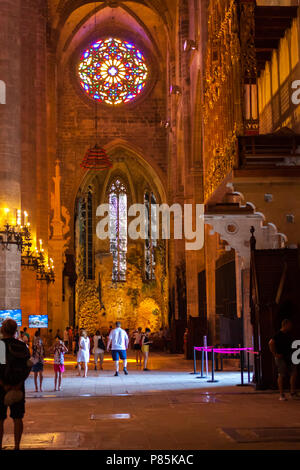 PALMA, MALLORCA, SPANIEN - 23. JUNI 2018: Touristen im Inneren der Kathedrale Santa Maria von Palma, auch als La Seu bekannt Stockfoto