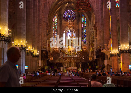 PALMA, MALLORCA, SPANIEN - 23. JUNI 2018: Touristen im Inneren der Kathedrale Santa Maria von Palma, auch als La Seu bekannt Stockfoto