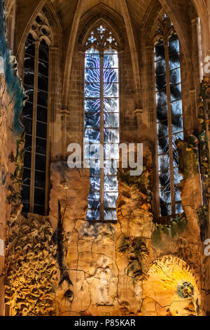 PALMA, MALLORCA, SPANIEN - 23. JUNI 2018: Keramik Wandbild von Miquel Barcelo in der Kapelle der Heiligen in der Kathedrale Santa Maria von Palma, auch Stockfoto